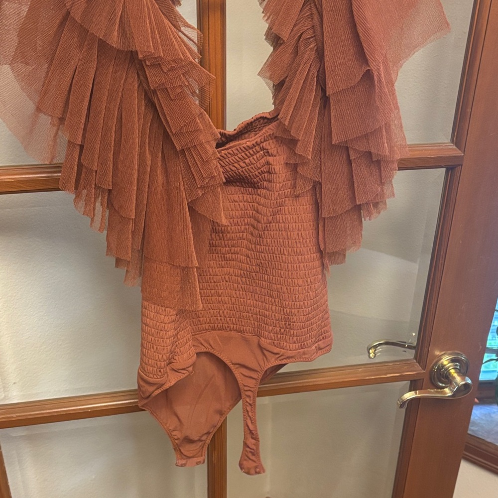Free people brown ruffle shoulder bodysuit size large - Picture 3 of 3